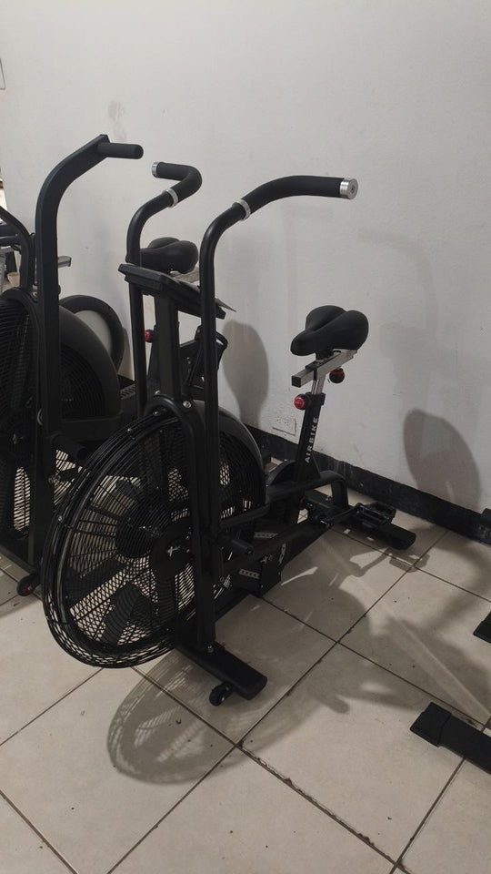 Air Bike de cadena foto real en tienda - MMA Equipamientos CR