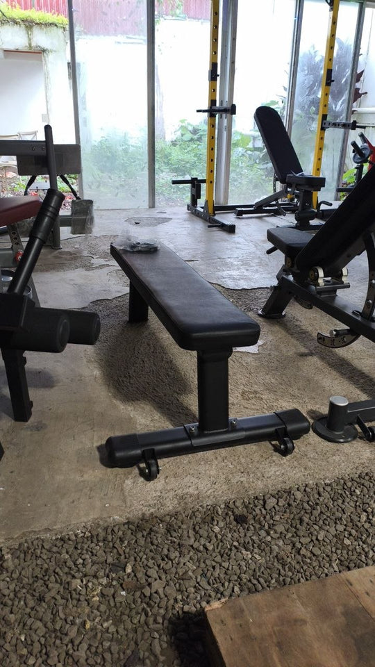 banca_plana_alto_transito_3_patas_con_agarre_foto_real_mma_equipamientos_costa_rica