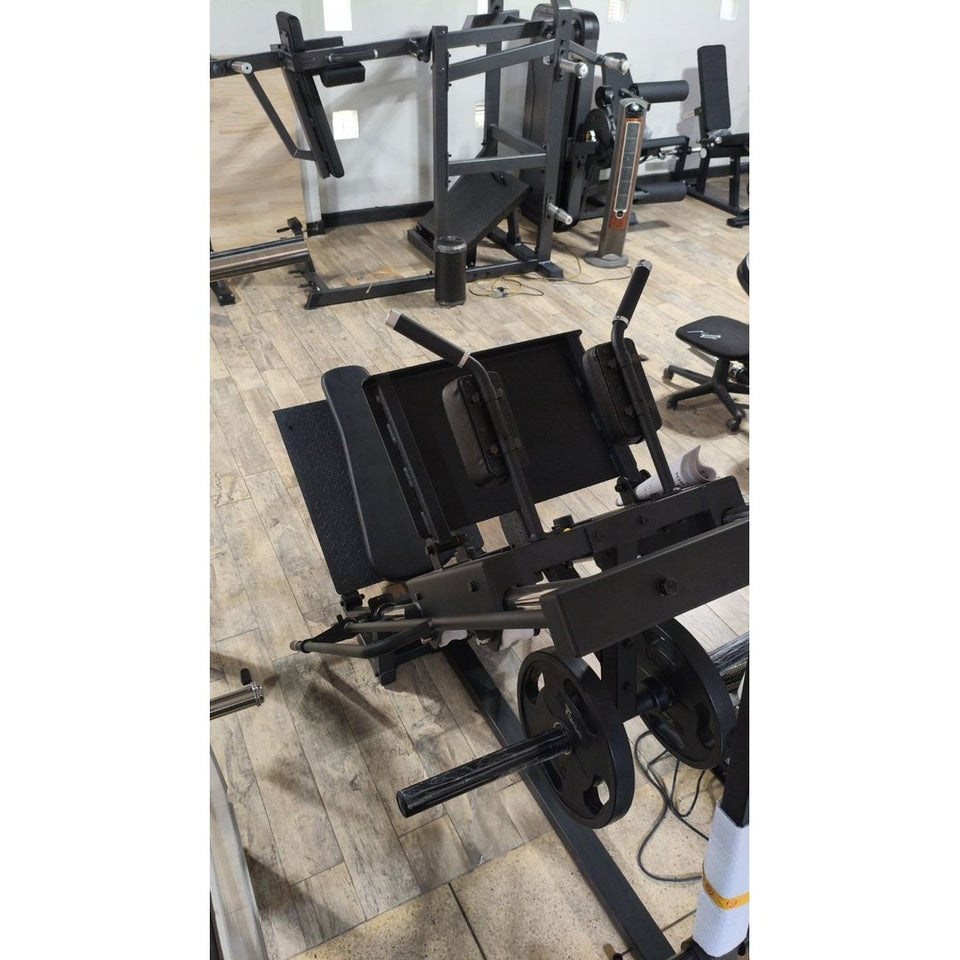 ifp1711_hack_squat_press_piernas_impulse_foto_real_mma_equipamientos_costa_rica